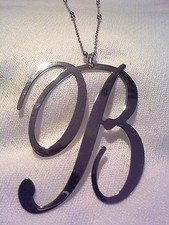 Collana lunga con iniziale