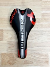 Sella Prologo Zero Tri Pas T2.0 rossa, nera, argento.  Sedile bici con ringhiera
