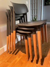 Vendo 4 sedie da cucina usate, gambe in legno e seduta in plastica grigia