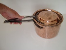 Antica pentola tonda in rame (casseruola tonda completa di coperchio)