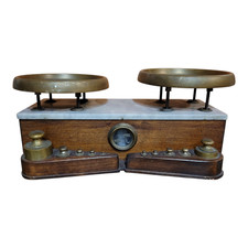 Bilancia a due piatti in