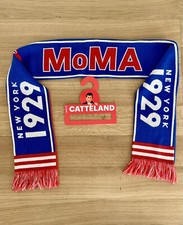 Sciarpa Maurizio Cattelan MoMa