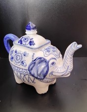 teiera in porcellana a forma