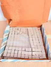 scatola di piastrelle a