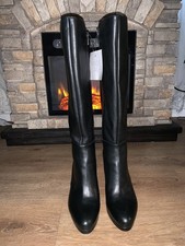 Stivali alti nuovi senza