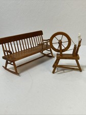 Panca a dondolo vintage in legno stile pioniere con ruota girevole casa delle bambole