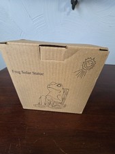 Statua solare rana su sedia a