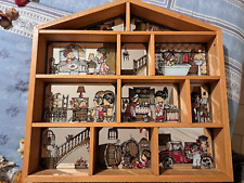 Casetta porta oggetti in legno e specchio disegnato