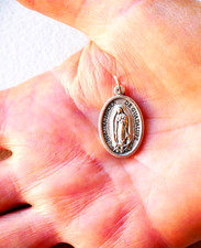 Ciondolo medaglia tono argento