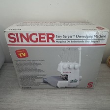 SINGER Tiny Serger sovrabordo macchina modello TS380A bianco nuovo con scatola