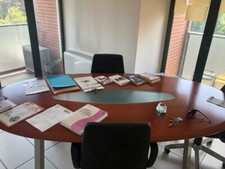 Tavolo per ufficio e sedie in pelle 