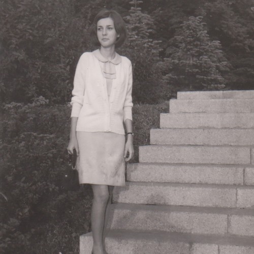 Elegante giovane donna posa - elegante,