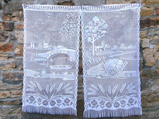 Francese un paio di tende bianche pizzo villaggio motivo paesaggio 23'' x 46'' cadauna