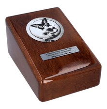Urna di legno con farfalla
