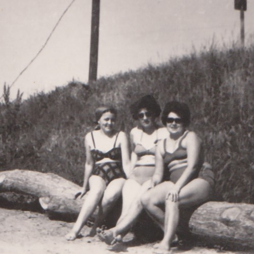 Tre donne curvy - sedute, insieme