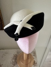 Cappello couture Elsa Schiaparelli Paris anni 50 nero bianco feltro Cain Sloan vintage