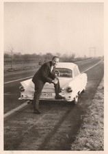 Foto d'epoca uomo con auto