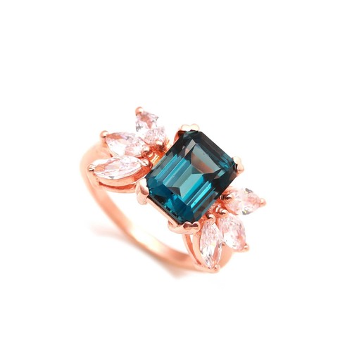 Anello ottagonale topazio blu