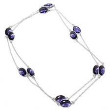 Collana con gioielli in