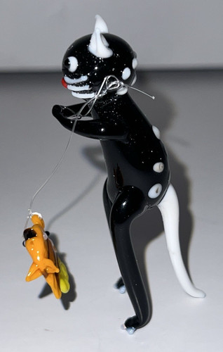 Statuina pesca gatto nero