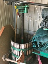 Pigiatrice diraspatrice e torchio