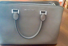 Borsa in pelle saffiano, colore tortora. 