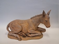 Statua presepe asino seduto