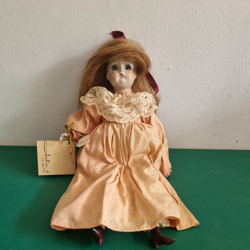 Antica bambola con mani - bambola,