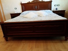 Letto in stile matrimoniale in legno noce con reti 80 x 200 + comodini + armadio