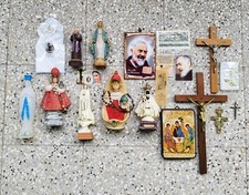 Stock Oggetti Sacri Statue Madonna Padre Pio