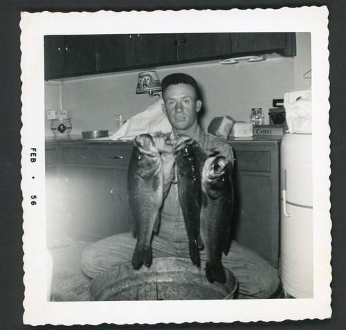 Uomo pescatore addormentato