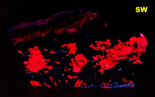 Eucriptite fluorescente - , e