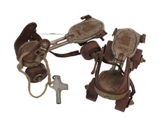 coppia di antichi PATTINI A ROTELLE COMET MADE IN ITALY regolabili in metallo di