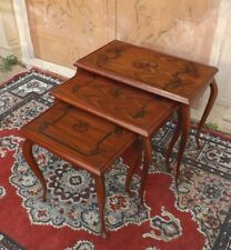 Tre tavolini in scala decorati