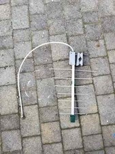 Piccola antenna aerea televisiva all'esterno su davanzale di finestre Segnale TV