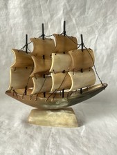 Barca a vela corno intagliato