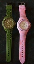 2 Orologi Fila, movimento al quarzo, display analogico,Silicone.Verde-Rosa.