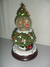 Palla di vetro con neve e albero di Natale e trenino che gira luci multicolor
