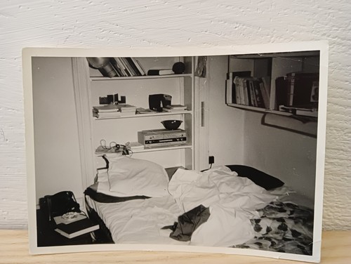 Letto sfatto camera con stereo