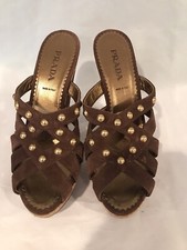 PRADA taglia 40 platform mule sandalo scarpe sughero marrone scamosciato con borchie - $700!