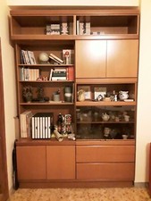 Mobile con ripiani , ante e cassetti