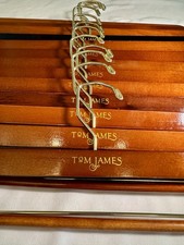 Lotto 13 appendiabiti Tom James in legno