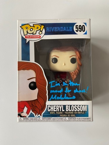 Madelaine petsch autografo - madelaine,