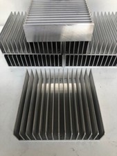 Dissipatore in alluminio con alette per circuito stampato 176x170x50mm