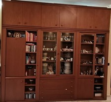 Mobile per soggiorno color noce. 