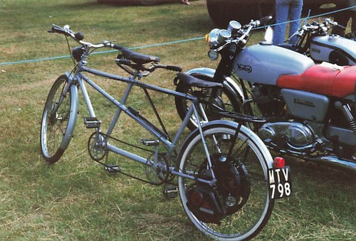 Vecchia bici tandem con motore - tandem,
