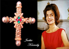 SPILLA CROCE-BAROCCA JACKIE KENNEDY  CAMROSE  cm.7 PERLE, BRILLANTI,RUBINI,GIADA