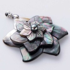 CIONDOLO FIORE MADREPERLA