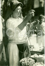 1935 NAPOLI Pesatrice di uva a festa in Piazza MUNICIPIO *Fotografia