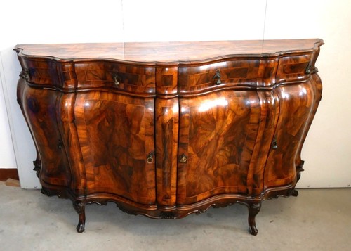 Credenza antica sagomata